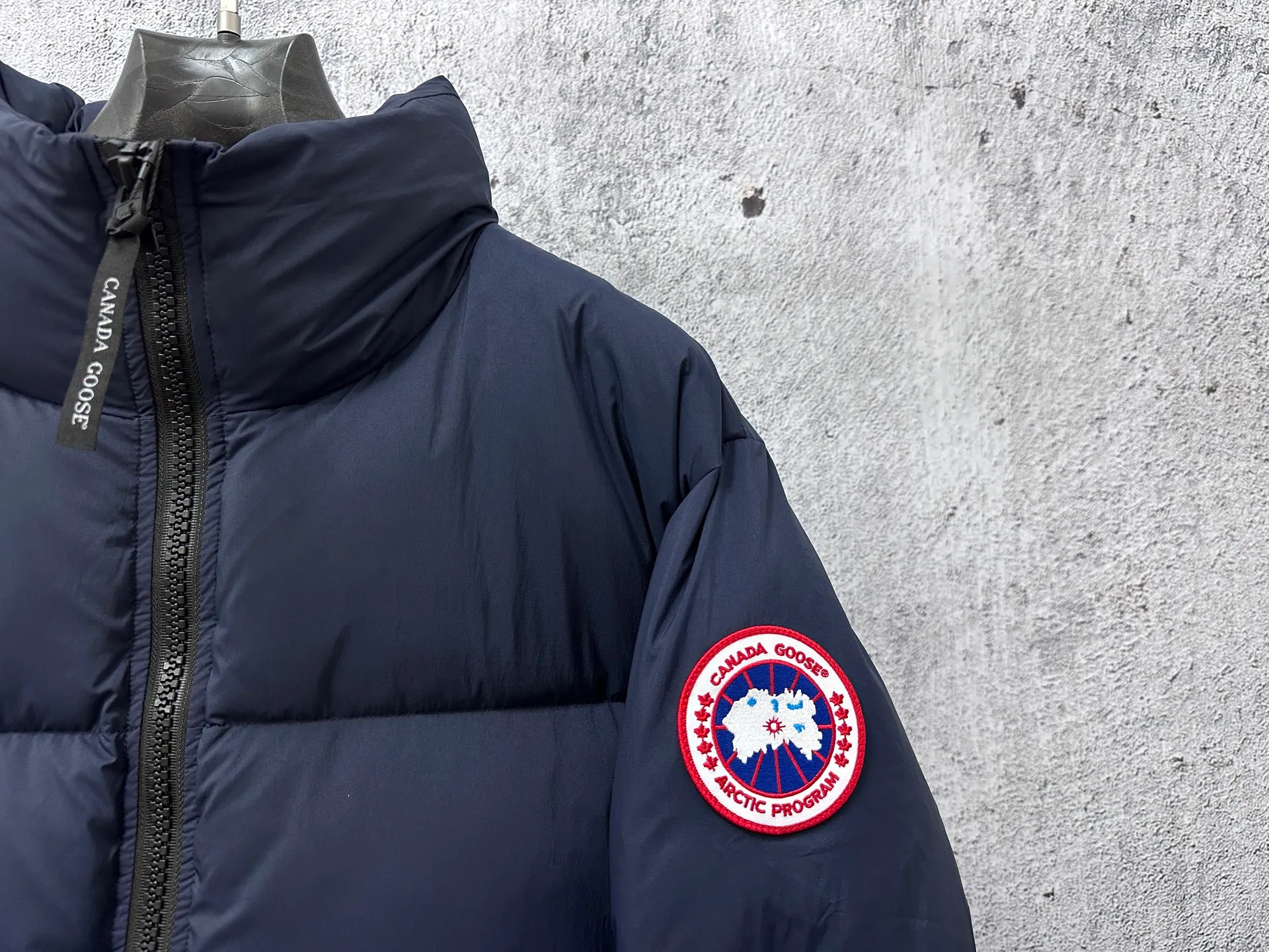 P840 【Canada gooes】Large Goose Sleeve Stand Collar Down Jacket Lawrence down jacket provides basic protection for daily adventures. Delicately soft fabric, this is a water-repellent fabric that is soft to the touch yet durable. Filled with extremely fluffy white duck down. This piece has a quilted body and structured down. Padded collar and reflective double-stripe grip tape. Extended hem and tucked-in inner rib-knit cuffs. Size: XS-2XL